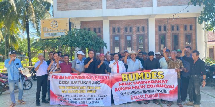 Ratusan warga Desa Watukarung Pacitan mengikuti audiensi terbuka di balai desa menuntut transparansi BUMDes Ngudi Makmur.