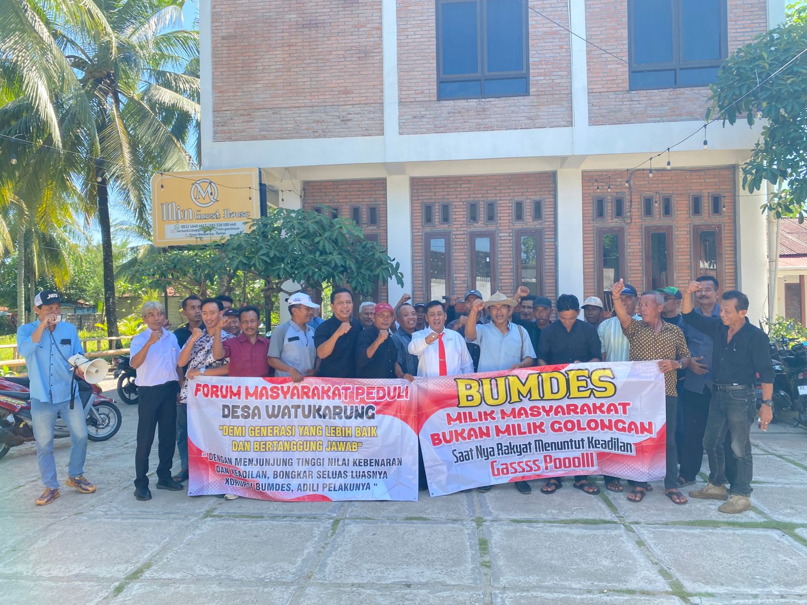 Ratusan warga Desa Watukarung Pacitan mengikuti audiensi terbuka di balai desa menuntut transparansi BUMDes Ngudi Makmur.