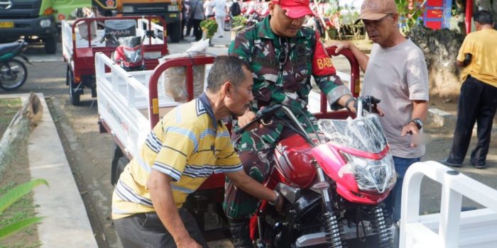 Penyerahan bantuan 40 unit motor roda tiga Viar oleh Kodim 0801 Pacitan untuk Koperasi Desa Kelurahan Merah Putih.