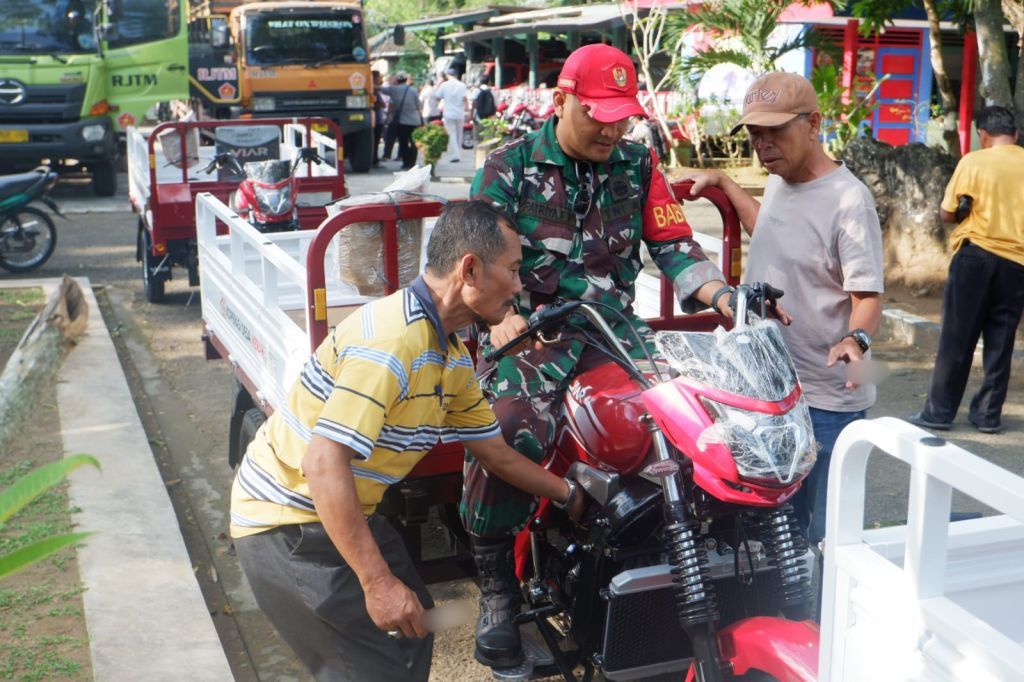 Penyerahan bantuan 40 unit motor roda tiga Viar oleh Kodim 0801 Pacitan untuk Koperasi Desa Kelurahan Merah Putih.