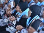Ratusan jemaah calon haji Kabupaten Pacitan menundukkan kepala untuk memanjatkan doa bersama di dalam ruangan Pendopo Kabupaten.