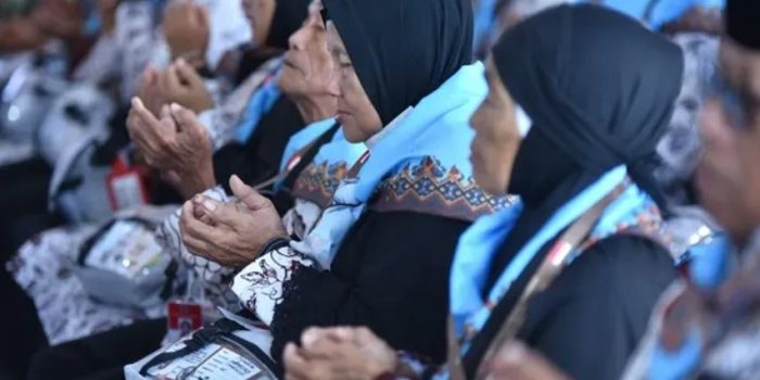 Ratusan jemaah calon haji Kabupaten Pacitan menundukkan kepala untuk memanjatkan doa bersama di dalam ruangan Pendopo Kabupaten.