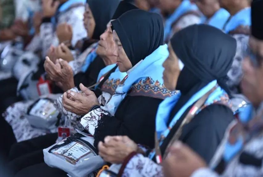 Ratusan jemaah calon haji Kabupaten Pacitan menundukkan kepala untuk memanjatkan doa bersama di dalam ruangan Pendopo Kabupaten.