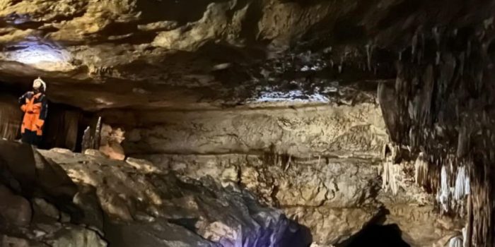 Anggota Mapala GAN Univet Bantara melakukan pemetaan di dalam Gua Jomblang Pacitan yang memiliki karakter vertikal.