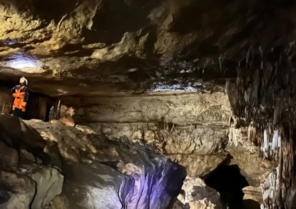 Anggota Mapala GAN Univet Bantara melakukan pemetaan di dalam Gua Jomblang Pacitan yang memiliki karakter vertikal.