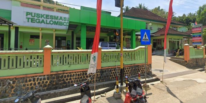 Tampilan fasad depan gedung Puskesmas Tegalombo di Kabupaten Pacitan, digunakan sebagai foto ilustrasi terkait penanganan siswa diduga keracunan makanan.