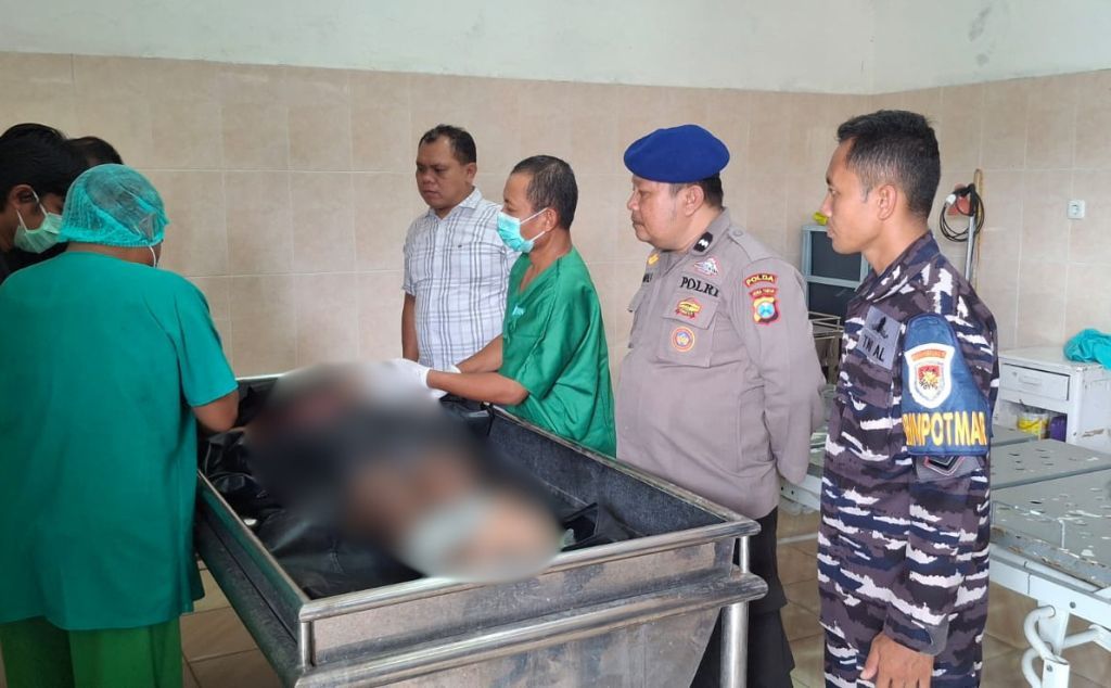 Evakuasi jenazah nelayan yang tewas terlilit jaring di Pantai Pancer Dorr Pacitan.