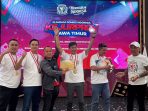 Atlet Orado Pacitan Galihna Prayoga dan Ardi Laksono saat menerima trofi Juara 1 Kejurprov Domino Jatim 2026 di Surabaya.
