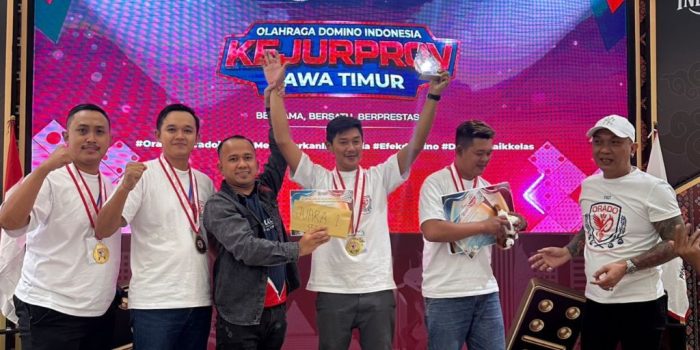 Atlet Orado Pacitan Galihna Prayoga dan Ardi Laksono saat menerima trofi Juara 1 Kejurprov Domino Jatim 2026 di Surabaya.