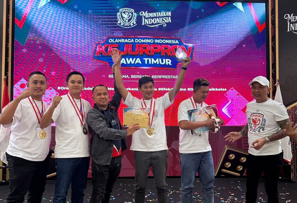 Atlet Orado Pacitan Galihna Prayoga dan Ardi Laksono saat menerima trofi Juara 1 Kejurprov Domino Jatim 2026 di Surabaya.