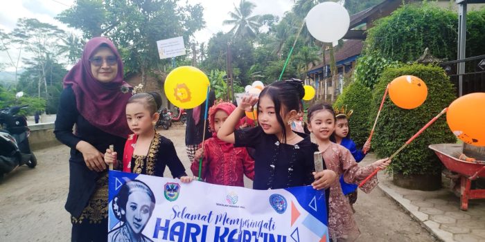 Siswa dan wali murid SDN Bungur Tulakan mengenakan pakaian adat dalam peringatan Hari Kartini.