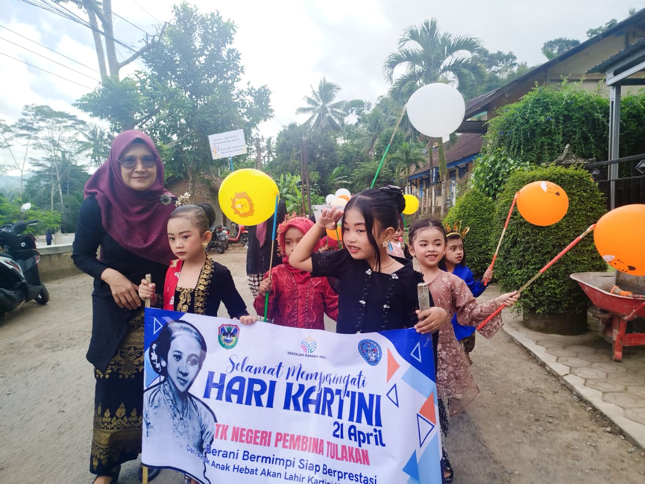 Siswa dan wali murid SDN Bungur Tulakan mengenakan pakaian adat dalam peringatan Hari Kartini.