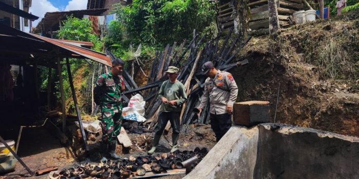 Kondisi dapur warga Desa Kalikuning Pacitan yang hangus terbakar akibat api tungku.