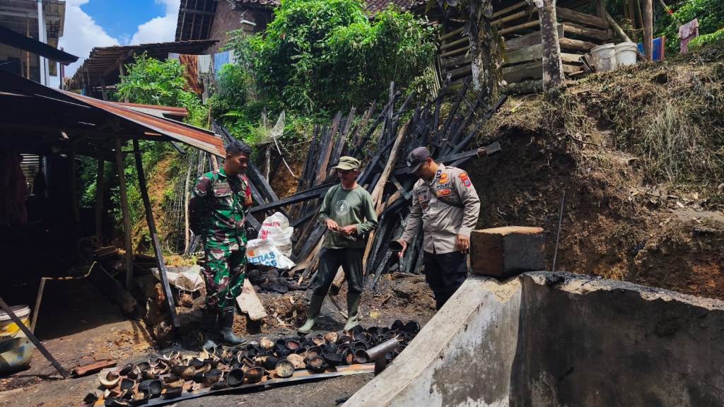Kondisi dapur warga Desa Kalikuning Pacitan yang hangus terbakar akibat api tungku.