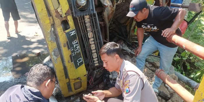 Kondisi truk ringsek setelah menabrak pembatas jembatan di Tegalombo Pacitan akibat rem blong.