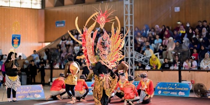 Siswa MI GUPPI Jatimalang mengenakan kostum budaya dalam Madrasah Costume Carnival 2026 di Gasibu Pacitan.
