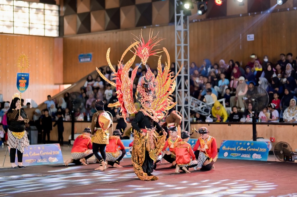 Siswa MI GUPPI Jatimalang mengenakan kostum budaya dalam Madrasah Costume Carnival 2026 di Gasibu Pacitan.