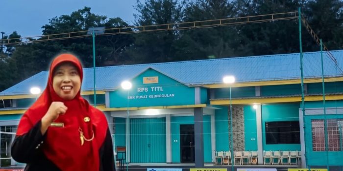 Suasana kemeriahan peresmian lapangan bola voli baru di SMKN 1 Sudimoro yang diisi dengan turnamen dan pesta kembang api.