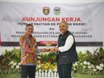 Bupati Pacitan Indrata Nur Bayuaji dan Bupati Ngawi Ony Anwar Harsono saat penandatanganan kerja sama di Ngawi Agro Techno Park.