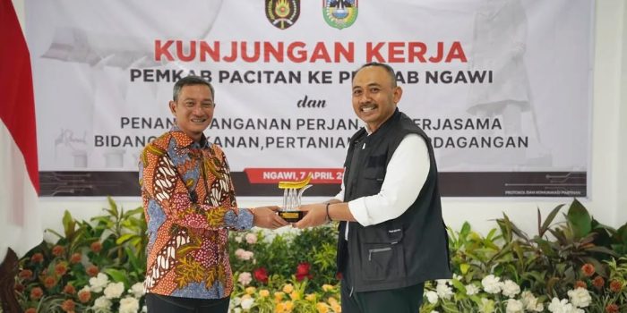 Bupati Pacitan Indrata Nur Bayuaji dan Bupati Ngawi Ony Anwar Harsono saat penandatanganan kerja sama di Ngawi Agro Techno Park.