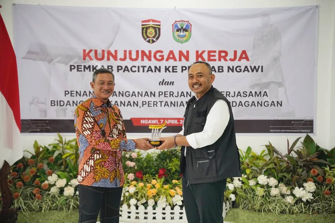 Bupati Pacitan Indrata Nur Bayuaji dan Bupati Ngawi Ony Anwar Harsono saat penandatanganan kerja sama di Ngawi Agro Techno Park.