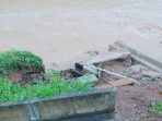 Kondisi saluran Dam Dungsapi Jetiskidul Pacitan yang ambrol diterjang banjir bandang.