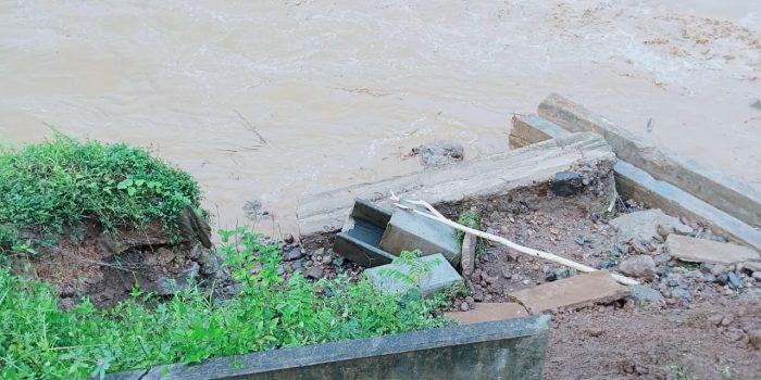 Kondisi saluran Dam Dungsapi Jetiskidul Pacitan yang ambrol diterjang banjir bandang.
