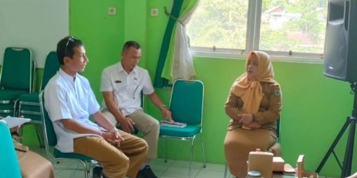 Kepala Bidang P2P Dinkes Pacitan, Nur Farida (berjilbab), sedang memberikan arahan kepada petugas kesehatan dalam upaya kesiapsiagaan penanggulangan diare di area Puskesmas Tegalombo.