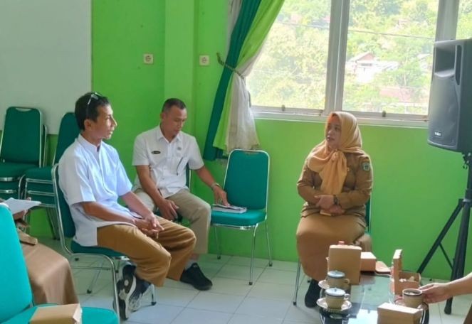 Kesiapsiagaan Dinkes Pacitan Tanggulangi Wabah Diare di Tegalombo Kepala Bidang P2P Dinkes Pacitan, Nur Farida (berjilbab), sedang memberikan arahan kepada petugas kesehatan dalam upaya kesiapsiagaan penanggulangan diare di area Puskesmas Tegalombo.
