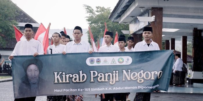 Peserta Kirab Panji Negoro Haul KH Abdul Manan Dipomenggolo 2026 di Pacitan.