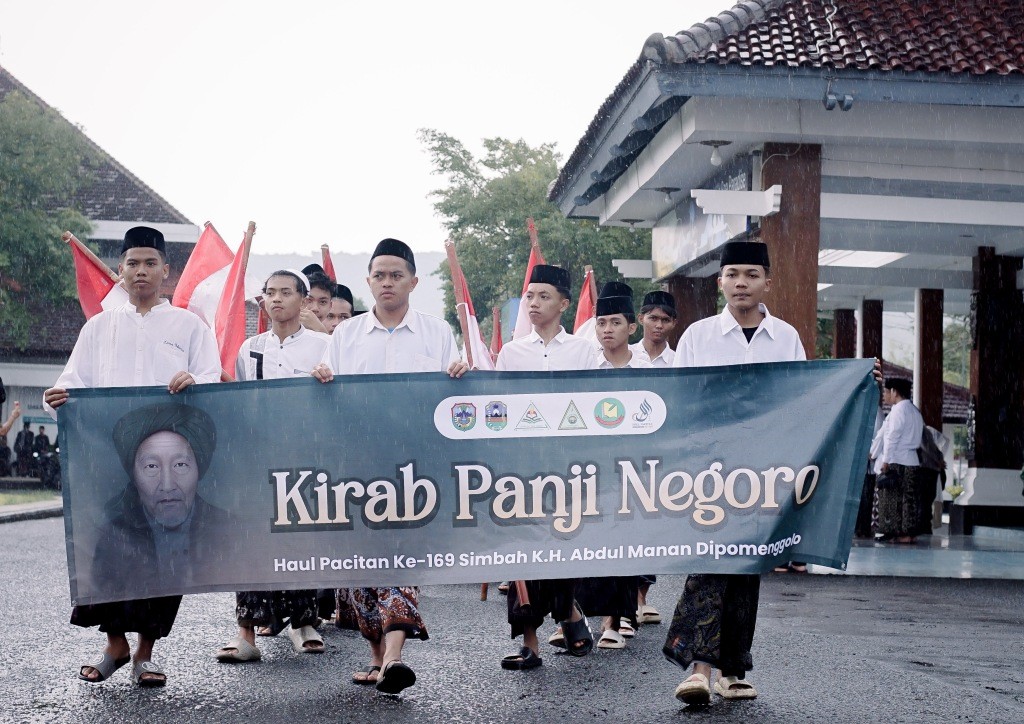 Kirab Panji Negoro Haul ke-169 KH Abdul Manan Dipomenggolo. Peserta Kirab Panji Negoro Haul KH Abdul Manan Dipomenggolo 2026 di Pacitan.