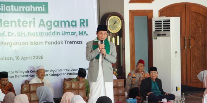 Menteri Agama Nasaruddin Umar sedang memberikan tausiah dan motivasi kepada santri di Pondok Tremas Pacitan saat Haul ke-169 KH Abdul Manan.
