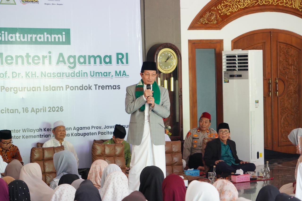 Menteri Agama Nasaruddin Umar sedang memberikan tausiah dan motivasi kepada santri di Pondok Tremas Pacitan saat Haul ke-169 KH Abdul Manan.