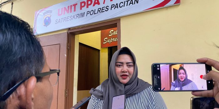 Citra Yulia Margaretha saat melaporkan kasus kekerasan anak di Polres Pacitan.