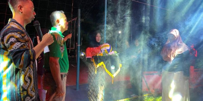 Suasana kemeriahan peresmian lapangan bola voli baru di SMKN 1 Sudimoro yang diisi dengan turnamen dan pesta kembang api.