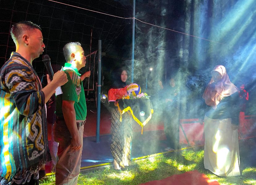 Suasana kemeriahan peresmian lapangan bola voli baru di SMKN 1 Sudimoro yang diisi dengan turnamen dan pesta kembang api.