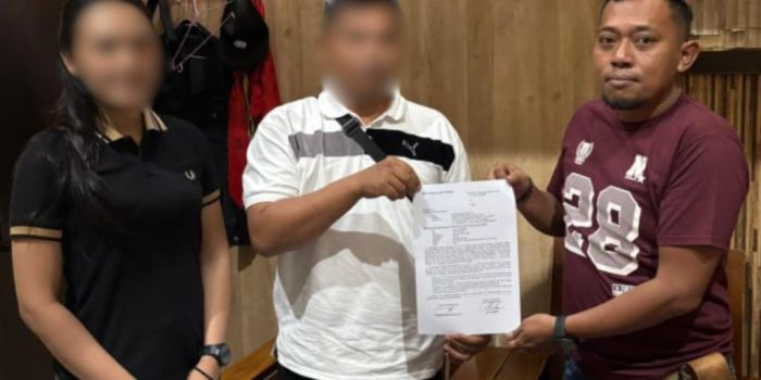 Bripka AD (tengah) didampingi istri (kiri) dan kuasa hukum Lambang (kanan) di Mapolres Pacitan usai pencabutan laporan.