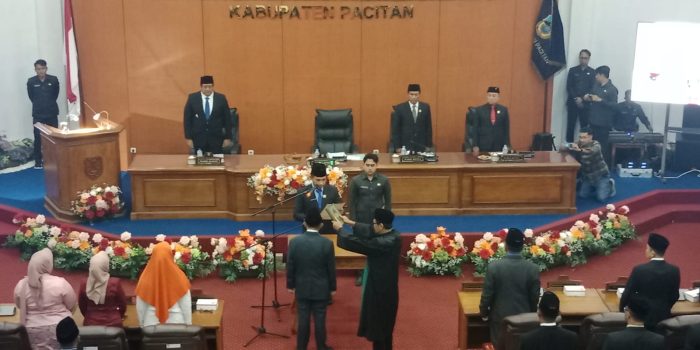 Prosesi pelantikan Eko Setyoranu sebagai anggota PAW DPRD Pacitan.