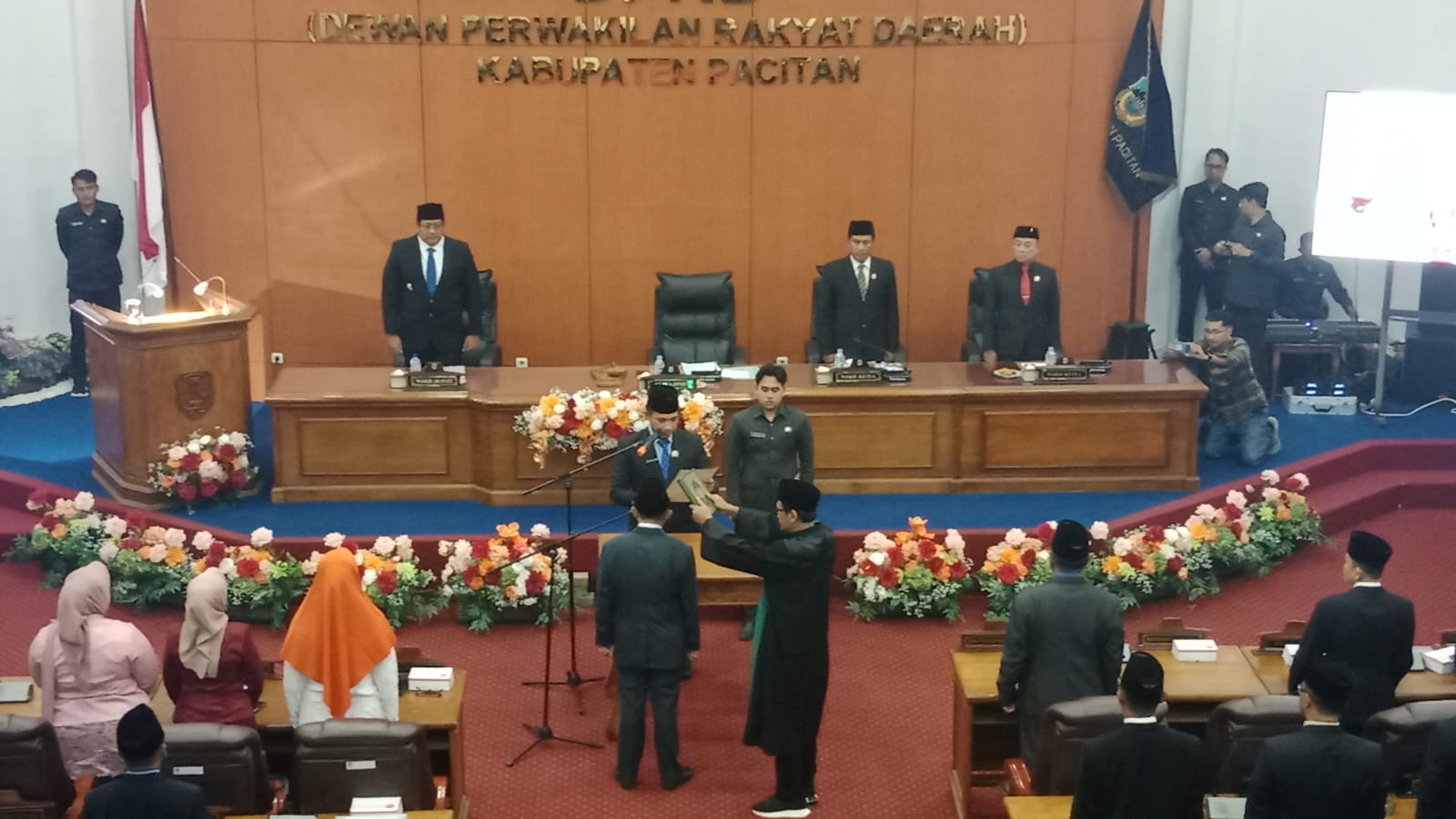 Prosesi pelantikan Eko Setyoranu sebagai anggota PAW DPRD Pacitan.