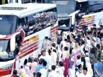 Suasana-Haru-Jemaah-Haji-Pacitan-Naik-Bus-2026