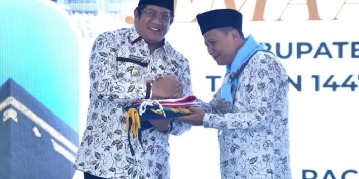 Wakil Bupati Pacitan Gagarin Sumrambah melambaikan tangan saat melepas armada bus jemaah calon haji di halaman Pendopo Kabupaten Pacitan.