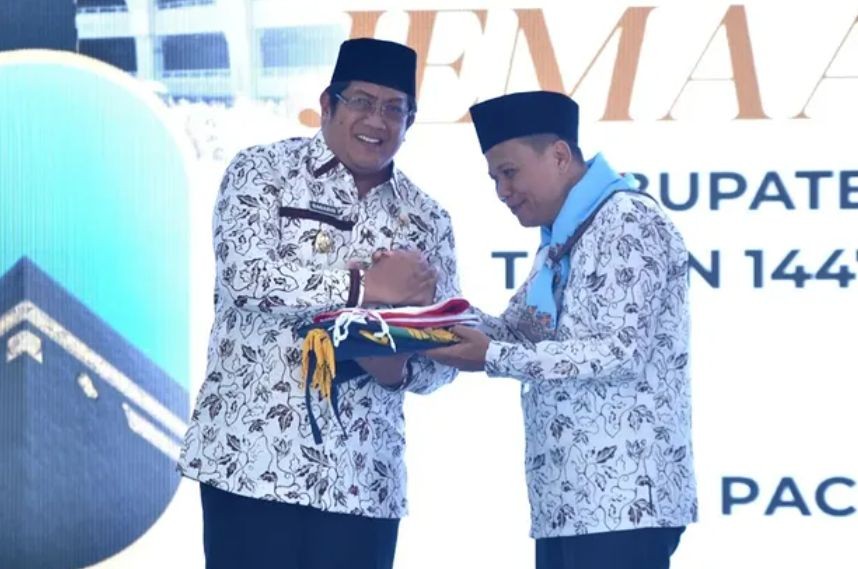 Wakil Bupati Pacitan Gagarin Sumrambah melambaikan tangan saat melepas armada bus jemaah calon haji di halaman Pendopo Kabupaten Pacitan.