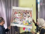 Ki Rudhi Prasetyo sedang membentangkan gulungan Wayang Beber asli dari Dusun Karangtalun Pacitan.