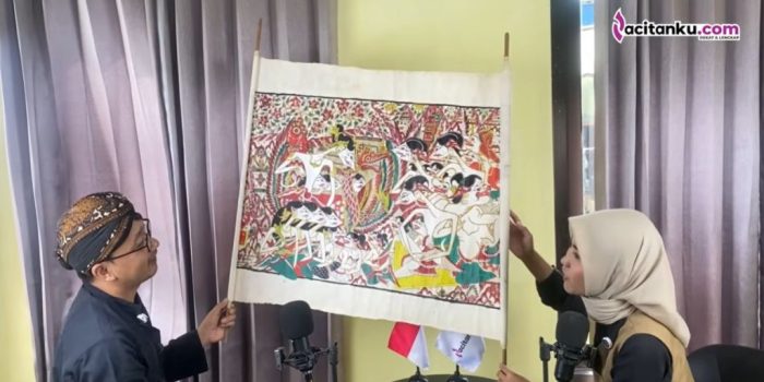 Ki Rudhi Prasetyo sedang membentangkan gulungan Wayang Beber asli dari Dusun Karangtalun Pacitan.