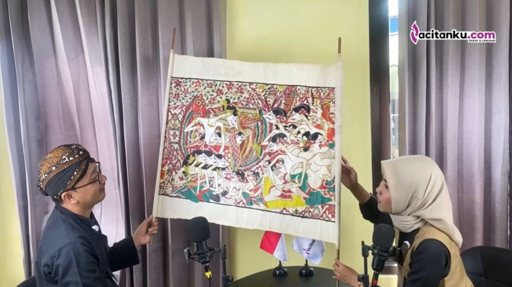 Ki Rudhi Prasetyo sedang membentangkan gulungan Wayang Beber asli dari Dusun Karangtalun Pacitan.