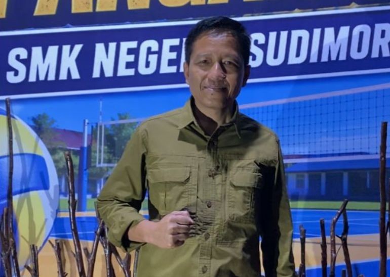 Kacabdindik Pacitan Sasmito Pribadi memberikan apresiasi saat peresmian lapangan bola voli baru di SMKN 1 Sudimoro.