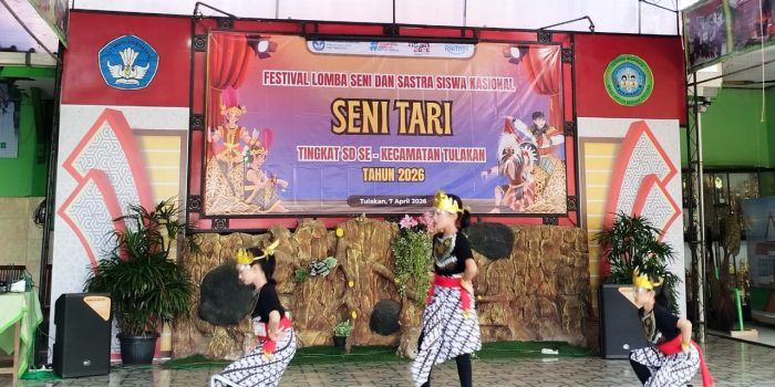 Kelompok siswi SD menampilkan tarian tradisional dengan kostum lengkap berwarna merah keemasan dalam lomba Seni Tari FLS3N Kecamatan Tulakan 2026 di SDN Bungur.