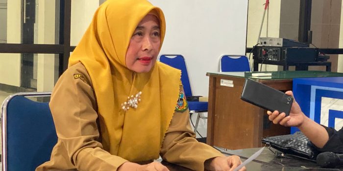 Kepala Dinas PPKBPPPA Pacitan memberikan keterangan pers kasus kekerasan anak.