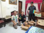 Polisi mengamankan barang bukti puluhan botol miras ciu di Ngadirojo Pacitan.