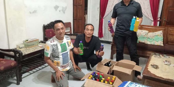 Polisi mengamankan barang bukti puluhan botol miras ciu di Ngadirojo Pacitan.